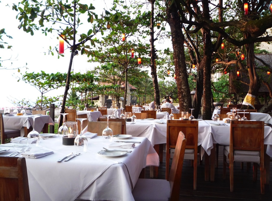 Outdoor dining is now in season!