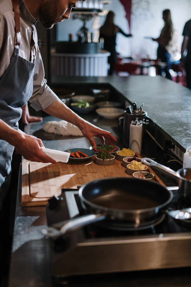 A DAY IN THE KITCHEN.